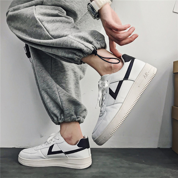 Eko bőrből készült alkalmi férfi tornacipő - lapos talp