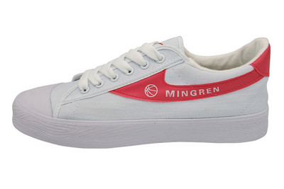 Férfi fehér tornacipő felirattal és nyakkendővel