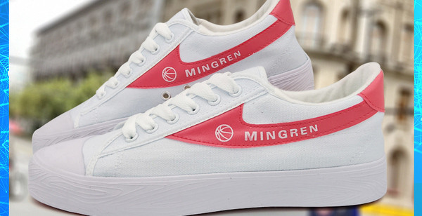 Férfi fehér tornacipő felirattal és nyakkendővel