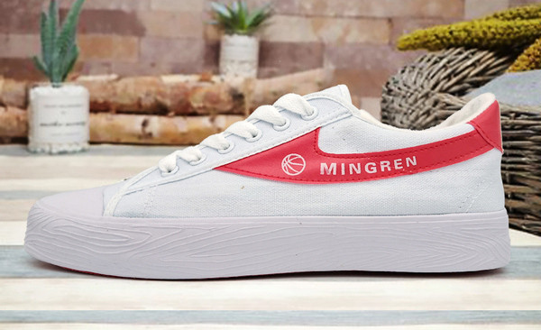 Férfi fehér tornacipő felirattal és nyakkendővel