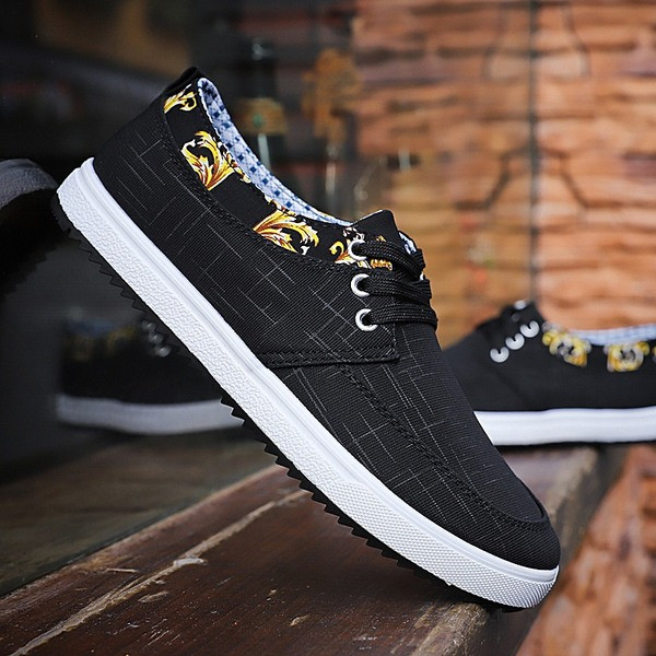 Modern férfi tornacipő mintával