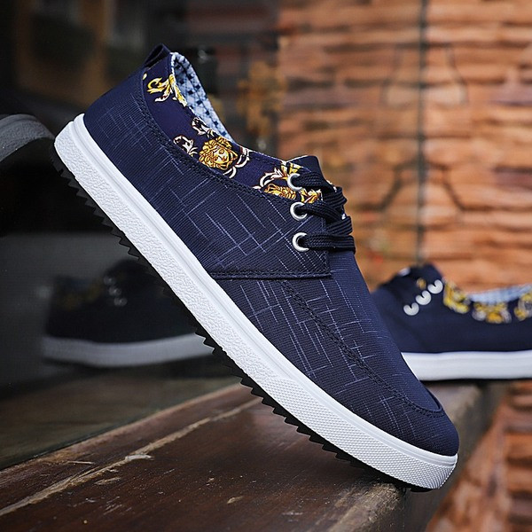 Modern férfi tornacipő mintával