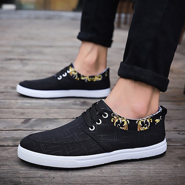 Modern férfi tornacipő mintával