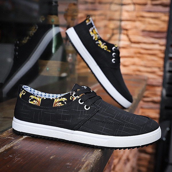 Modern férfi tornacipő mintával