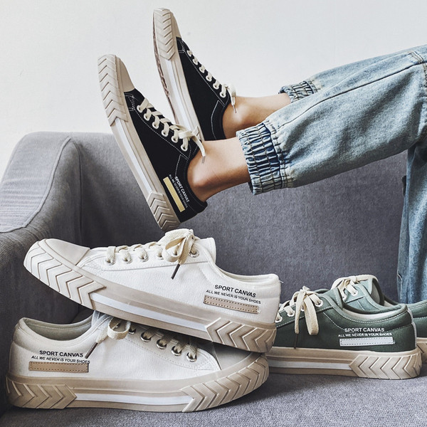 Alkalmi férfi tornacipő textilből, lapos talppal