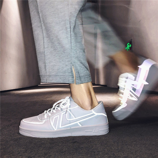 Fényvisszaverő fehér tornacipő lapos talppal