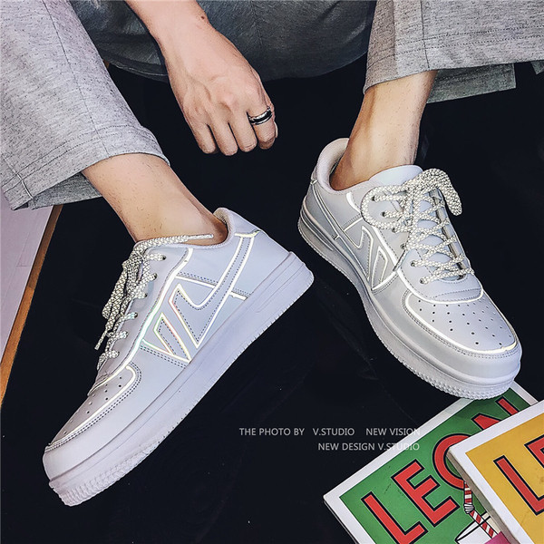 Fényvisszaverő fehér tornacipő lapos talppal