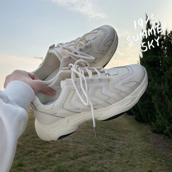 Modern férfi tornacipő - durva talppal és fűzővel