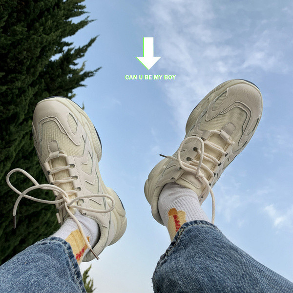 Modern férfi tornacipő - durva talppal és fűzővel