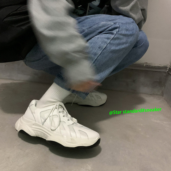 Modern férfi tornacipő - durva talppal és fűzővel