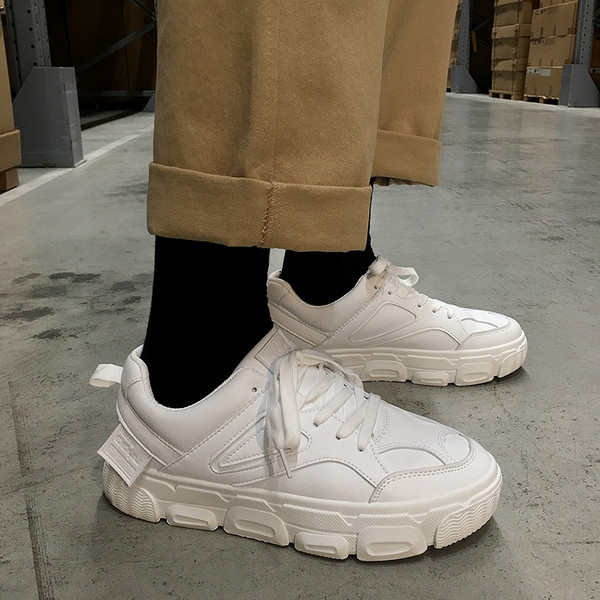 Férfi tornacipő új modellje - fűzővel és durva talppal