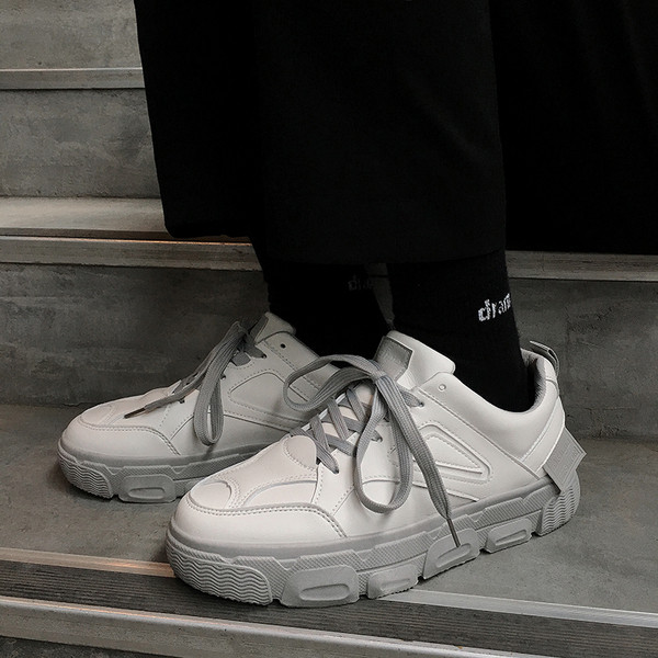 Férfi tornacipő új modellje - fűzővel és durva talppal