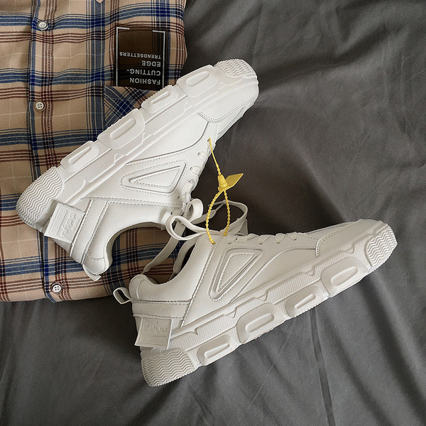 Férfi tornacipő új modellje - fűzővel és durva talppal