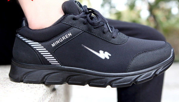 Férfi sport- és alkalmi tornacipő felirattal és fűzővel