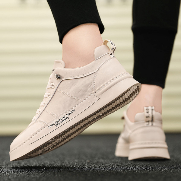 Lapos talpú, feliratos férfi tornacipő