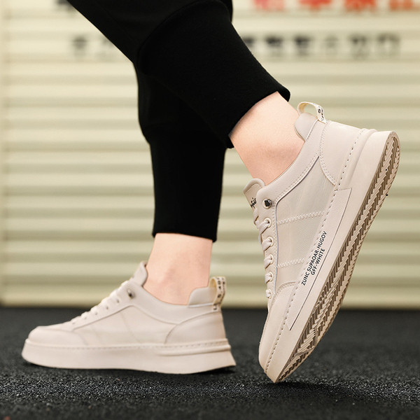 Lapos talpú, feliratos férfi tornacipő