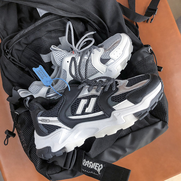 Alkalmi férfi tornacipő - durva talppal és fűzővel