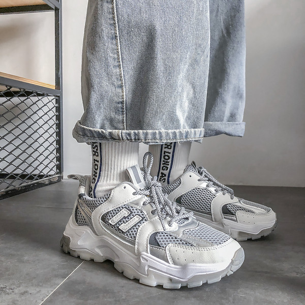 Alkalmi férfi tornacipő - durva talppal és fűzővel