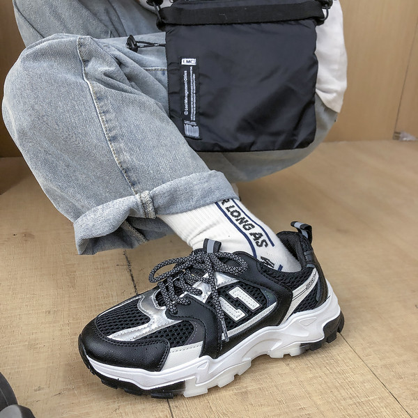 Alkalmi férfi tornacipő - durva talppal és fűzővel