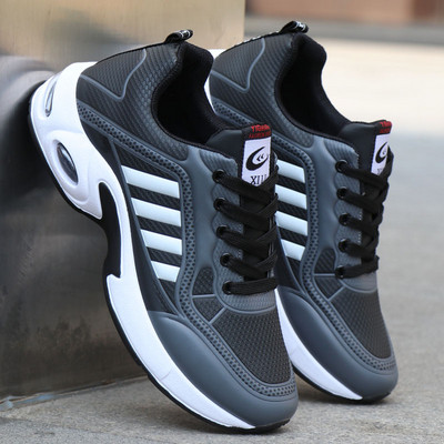 Férfi tornacipő kamerával és oldalsó pántokkal