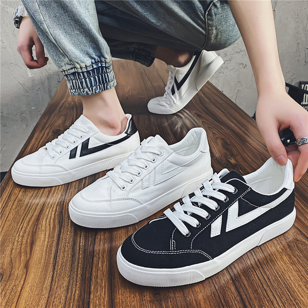 Lapos talpú férfi tornacipő eko bőrből készült fűzővel