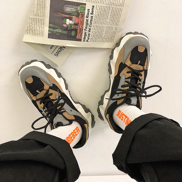 Férfi tornacipő új modellje - fűzővel és durva talppal