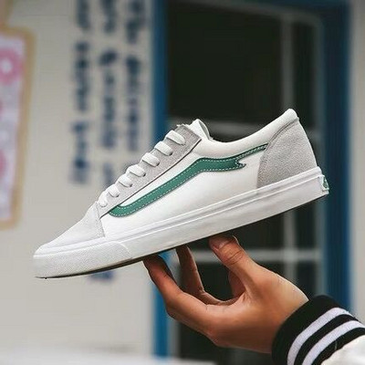 Alkalmi férfi tornacipő fűzővel és fehér talppal