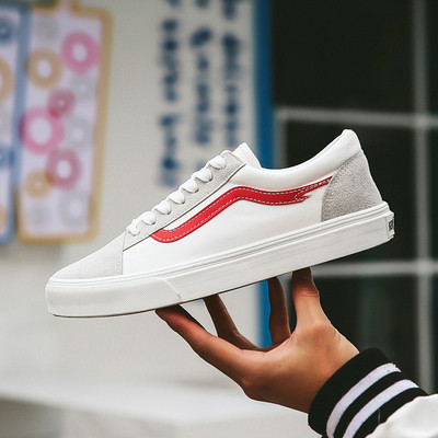 Alkalmi férfi tornacipő fűzővel és fehér talppal