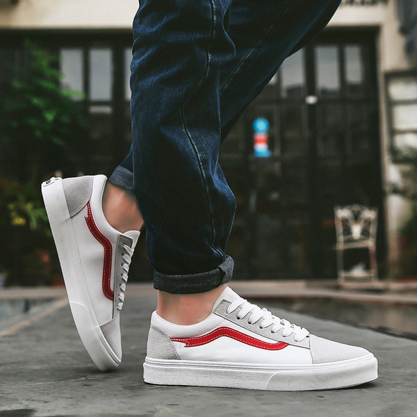 Alkalmi férfi tornacipő fűzővel és fehér talppal