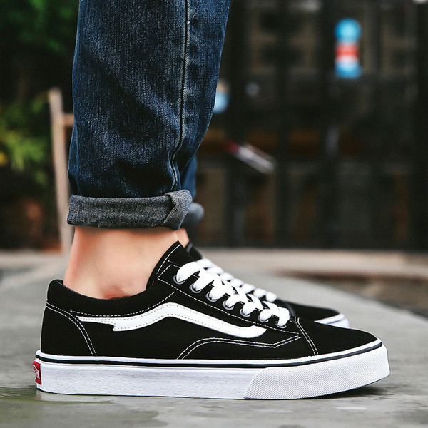 Alkalmi férfi tornacipő fűzővel és fehér talppal