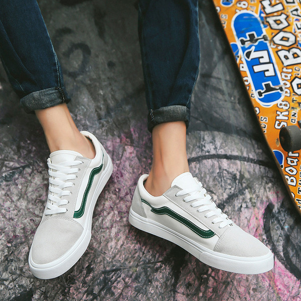 Alkalmi férfi tornacipő fűzővel és fehér talppal