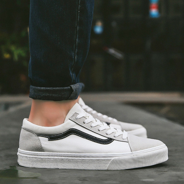 Alkalmi férfi tornacipő fűzővel és fehér talppal