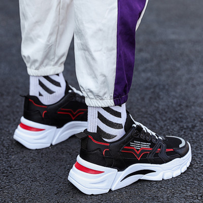 Új, magas talpú férfi tornacipő modell