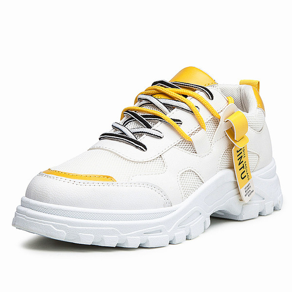 Modern férfi tornacipő durva talppal és fűzővel