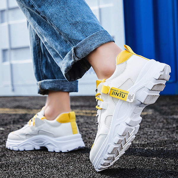 Modern férfi tornacipő durva talppal és fűzővel