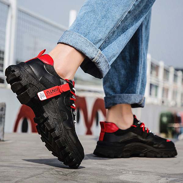 Modern férfi tornacipő durva talppal és fűzővel