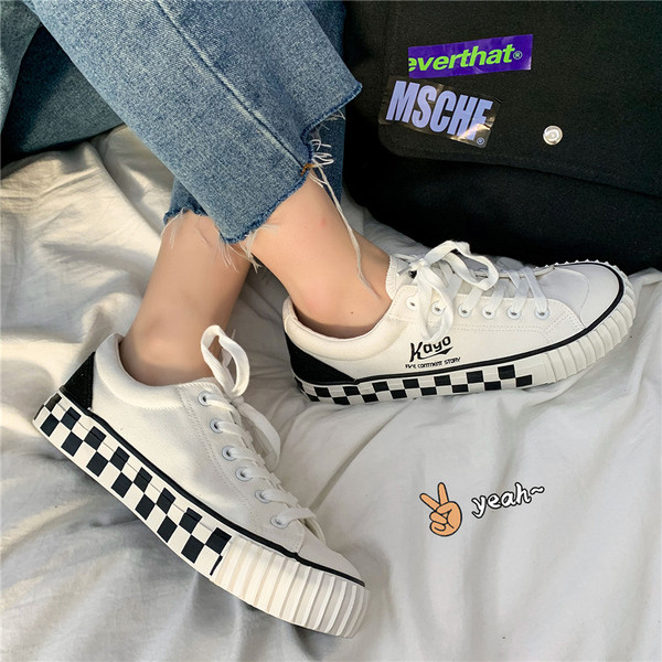 Férfi textil tornacipő lapos kockás talppal