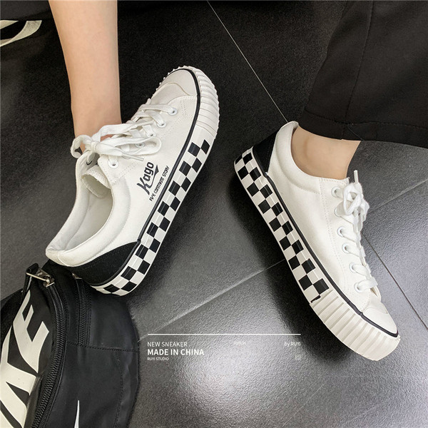 Férfi textil tornacipő lapos kockás talppal