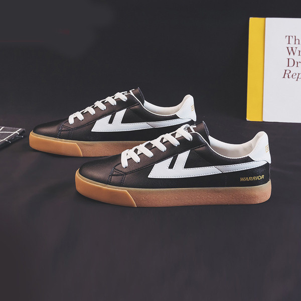 Műbőrből készült férfi alkalmi tornacipő lapos talppal