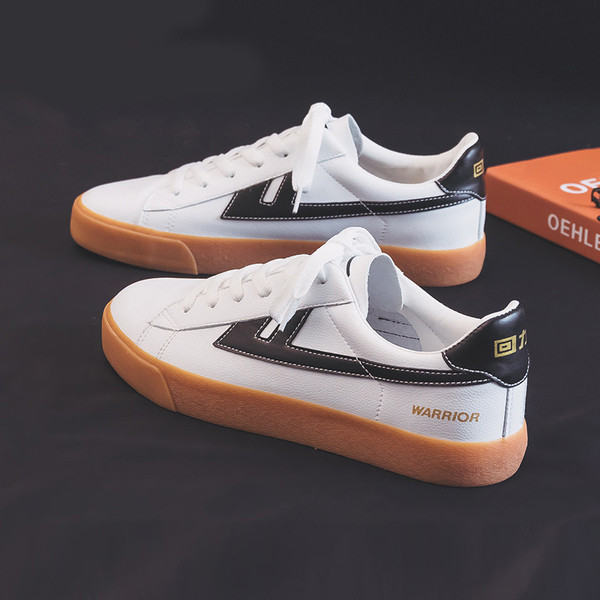 Műbőrből készült férfi alkalmi tornacipő lapos talppal