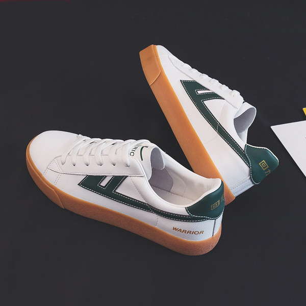 Műbőrből készült férfi alkalmi tornacipő lapos talppal