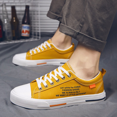 Feliratos férfi tornacipő