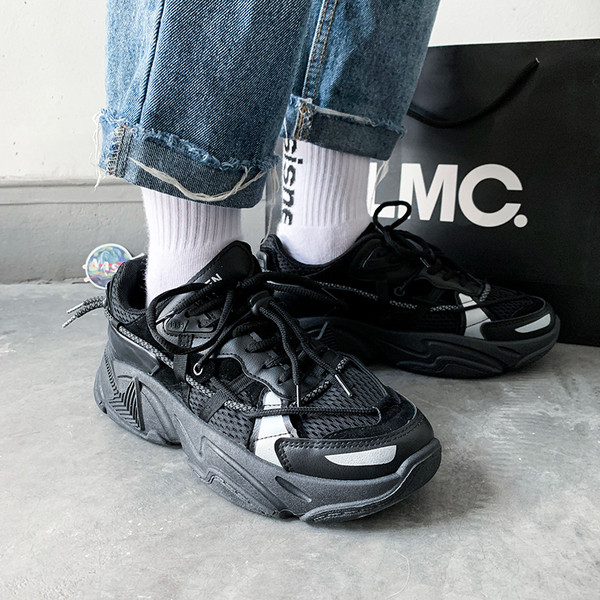 Férfi sportcipő fűzővel és durva talppal