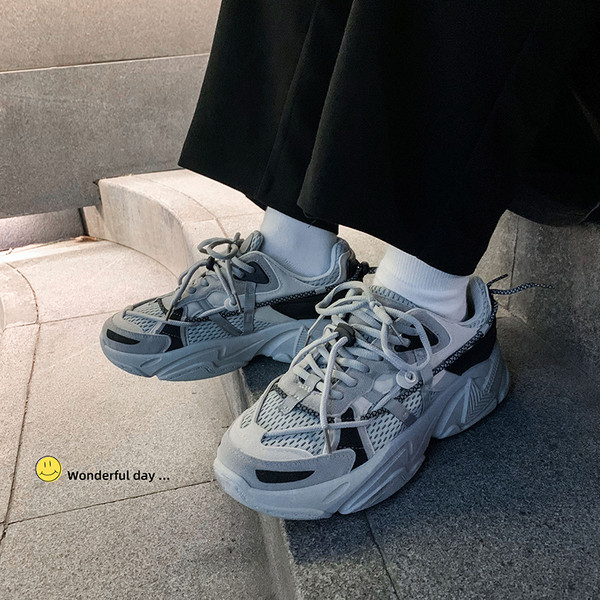 Férfi sportcipő fűzővel és durva talppal