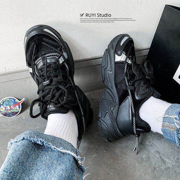 Férfi sportcipő fűzővel és durva talppal