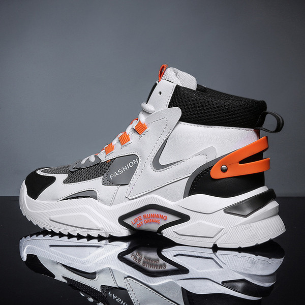 Magas férfi tornacipő durva talppal és fűzővel