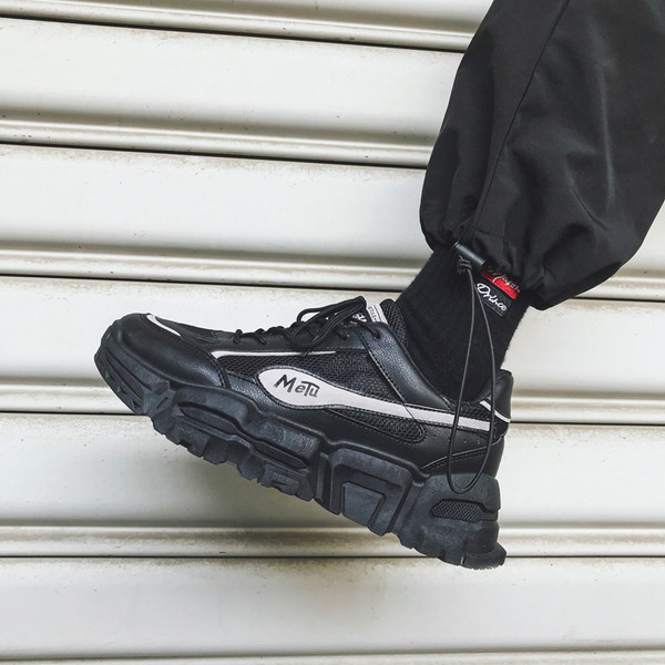 Férfi sportcipő magas talppal és fűzővel