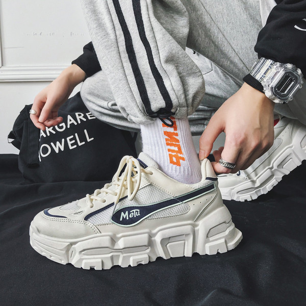 Férfi sportcipő magas talppal és fűzővel