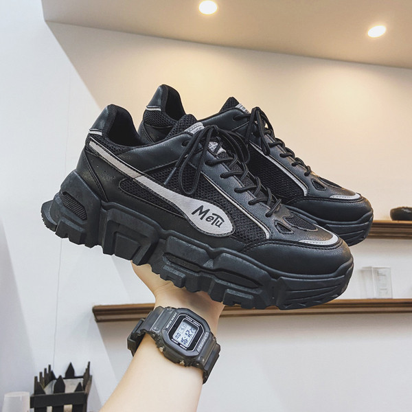 Férfi sportcipő magas talppal és fűzővel