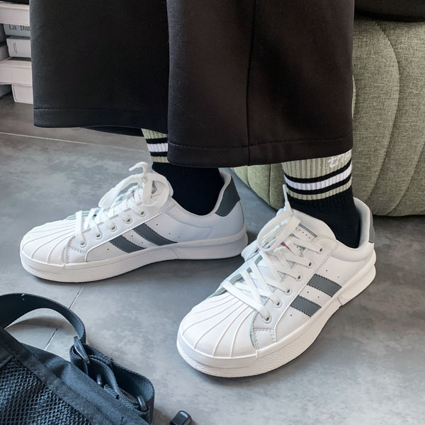 Új modell alkalmi férfi tornacipők fűzős fehér és fekete színben